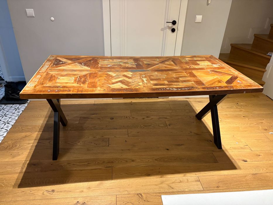 Stół drewniany z metalowymi nogami