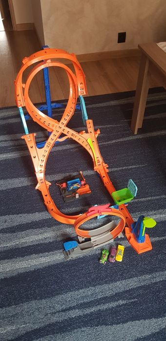 Zestaw hot wheels tor pionowy ósemka +skocznia pętla+ stacja benzynowa