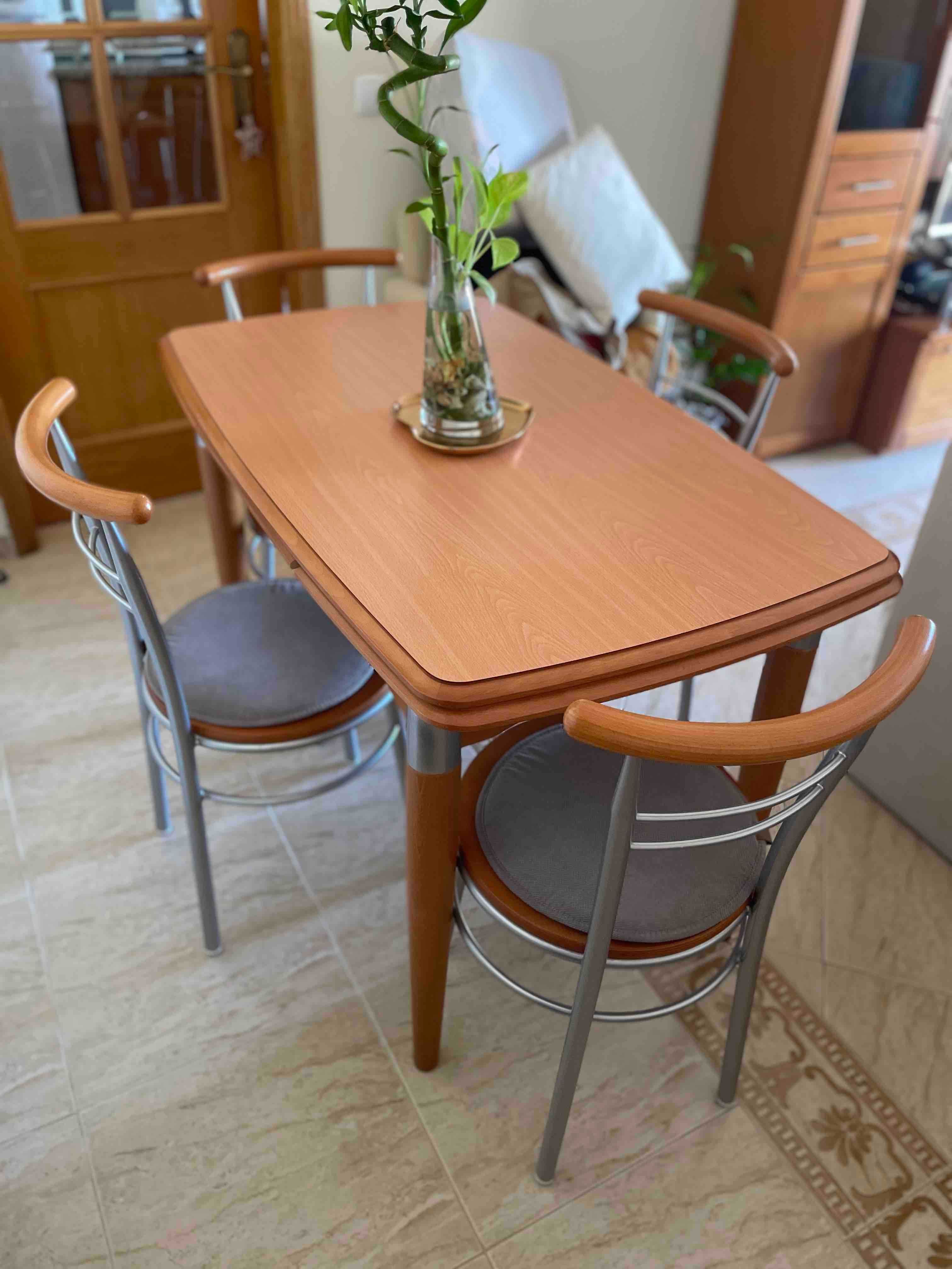 Mesa de jantar extensível com 4 cadeiras