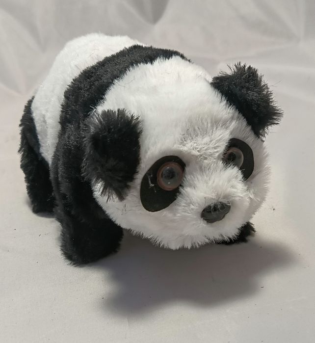 Panda na baterie rusza się i wydaje dźwięki