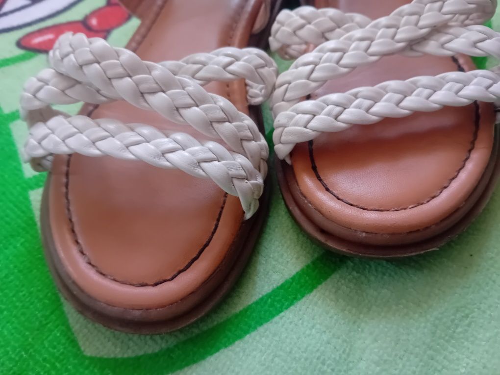 Sandałki dziewczęce
