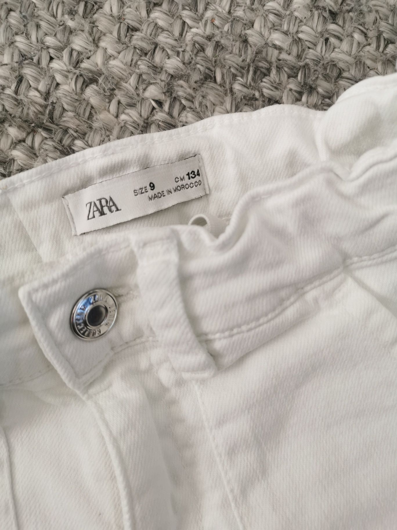Białe spodnie jeansowe dżinsowe Zara r. 134 dzwony z kieszeniami