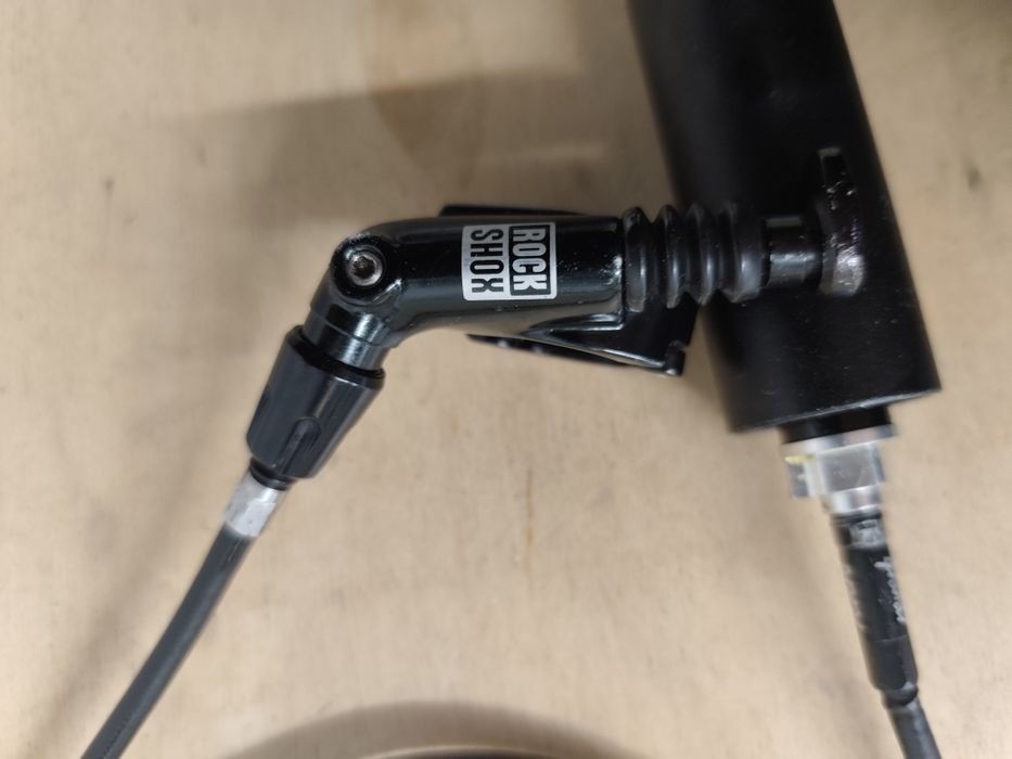 Sztyca regulowana Rock Shox reverb 30.9 mm, manetka w komplecie.