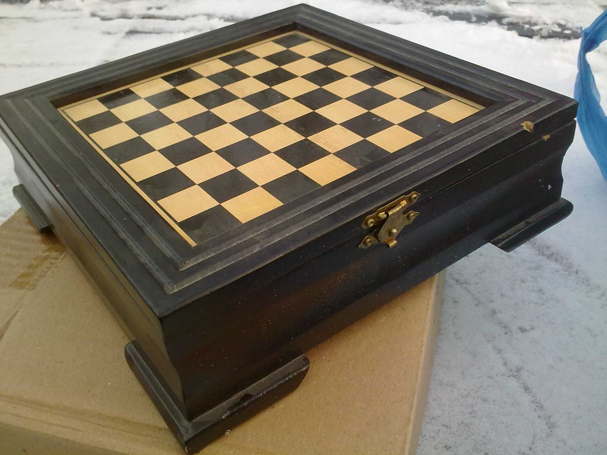 Шахматы новые деревянные в оригинальной подарочной коробке.