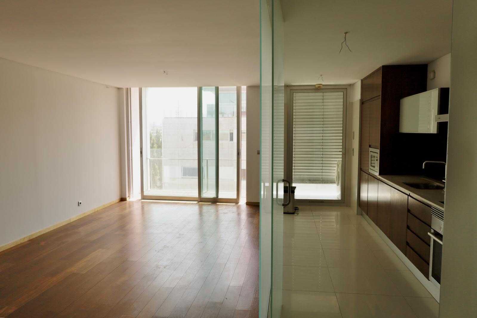 Excelente T1 "novo" c/ varandas , garagem e arrumos - centro de Aveiro