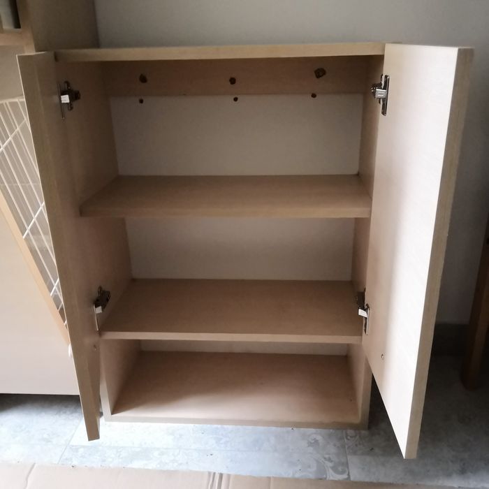 Meble łazienkowe, prążki beż