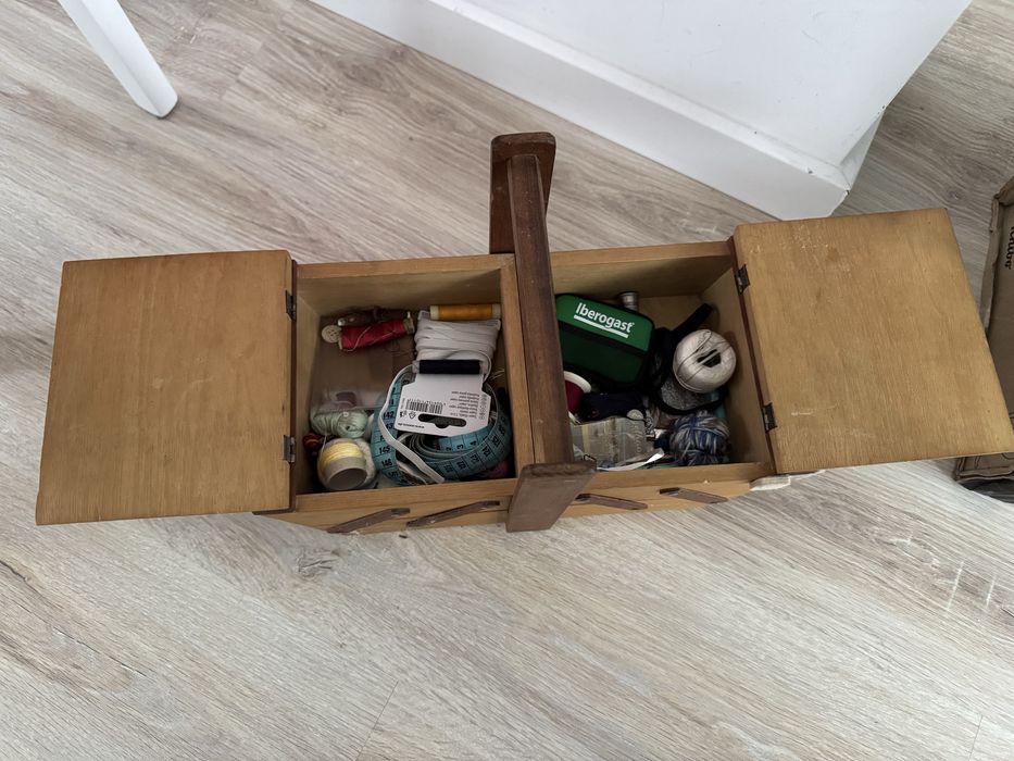 Drewnianka skrzynka z przyborami krawieckimi