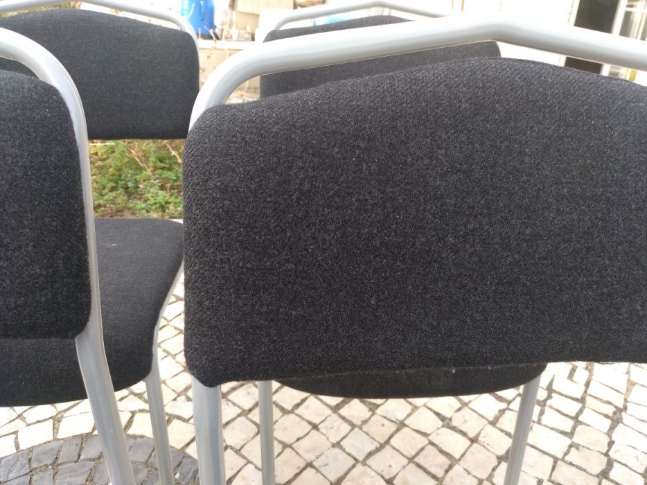 4 Cadeiras cinza almofadadas