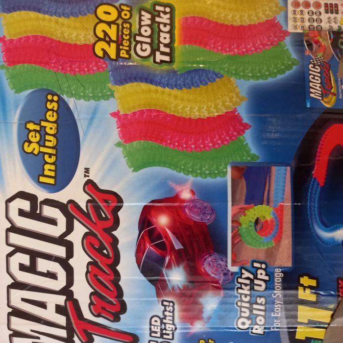 Tor samochodowy świecący Magic Tracks 6.4metra tj 440 kawałków