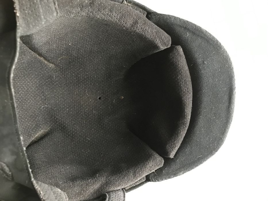 Kask jeździecki z karbonem oraz daszkiem, toczek