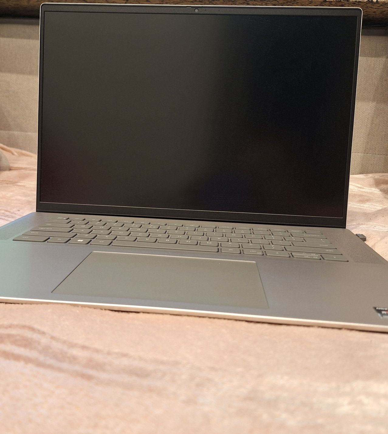 Laptop DELL 16" srebrny