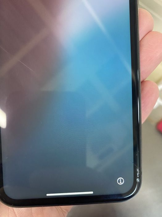 Продается телефон айфон 11 64 GB! Працює ! Тільки є тріщина на екрані