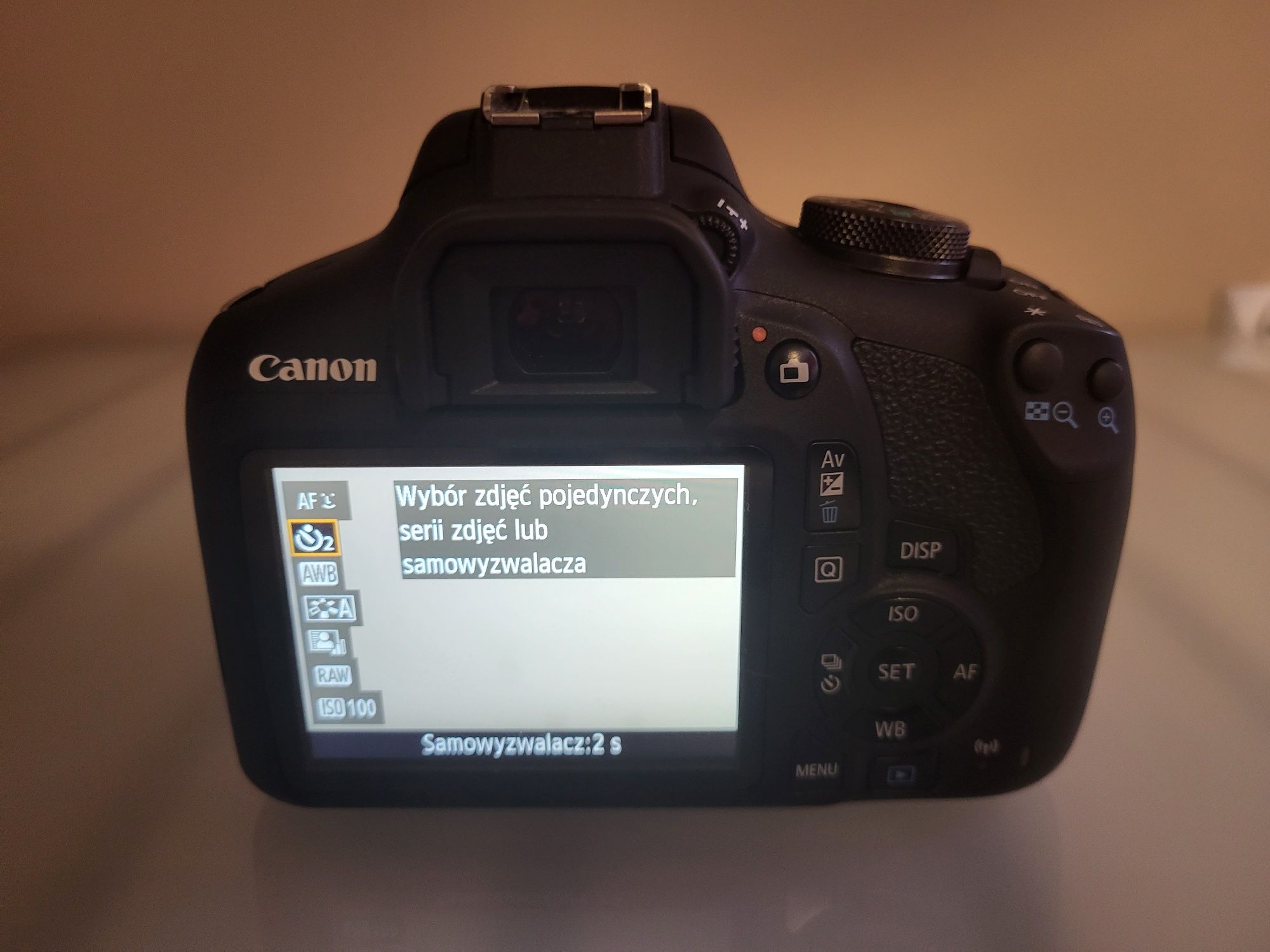 Canon eos 2000d.