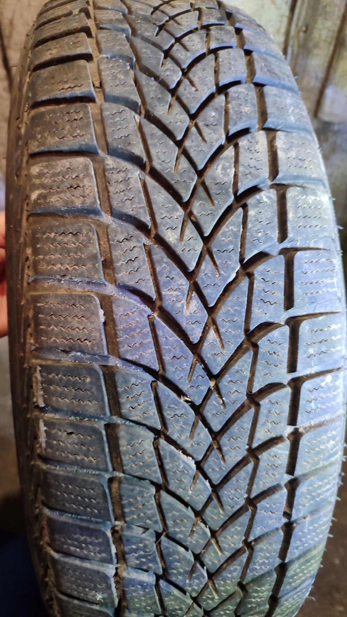 Продам зимову резину 195/65/R15