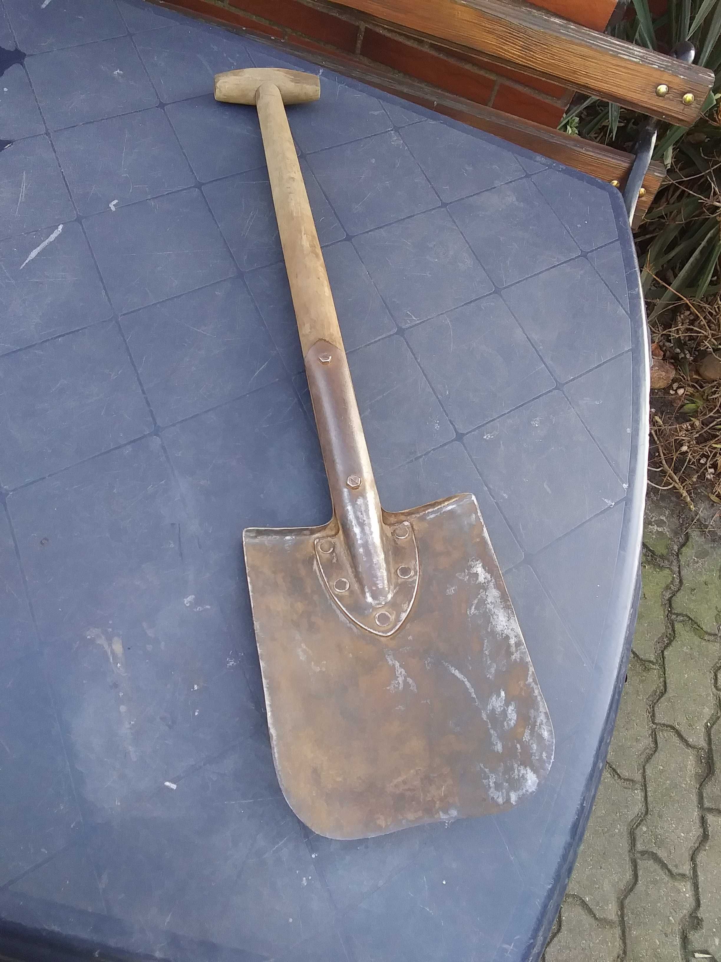 Stara mała łopata szpadel saperka z PRL
narzędzia rolnicze gospodarcze
