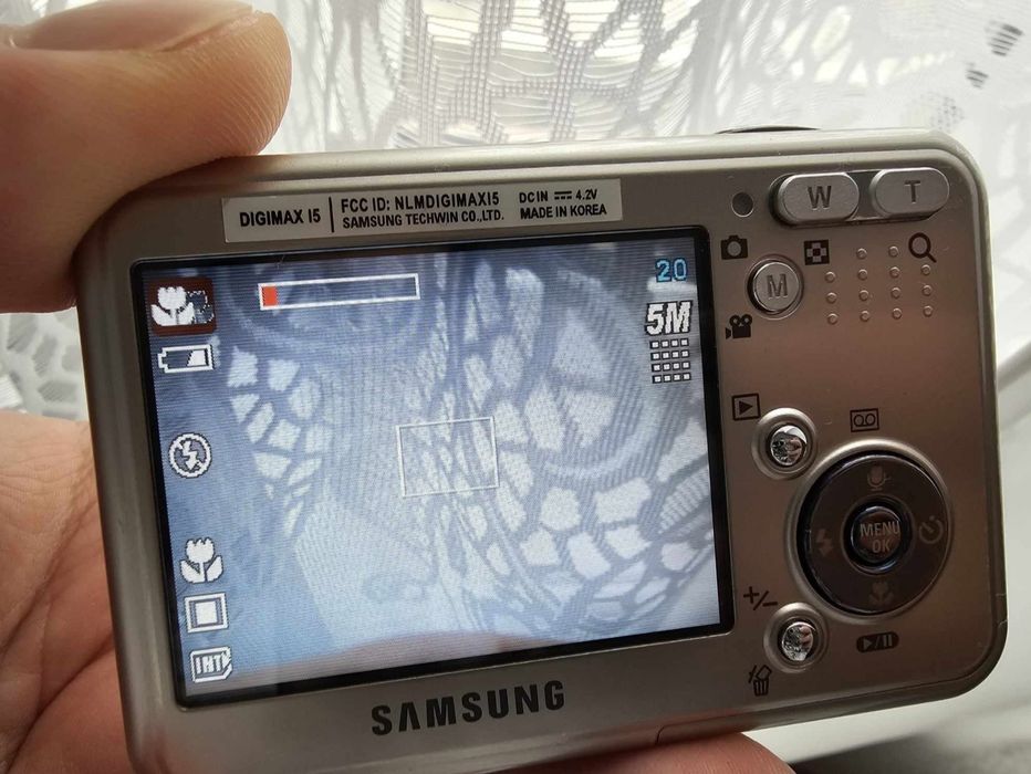 Aparat fotograficzny Samsung i5 wielkości karty kredytowej. Retro styl