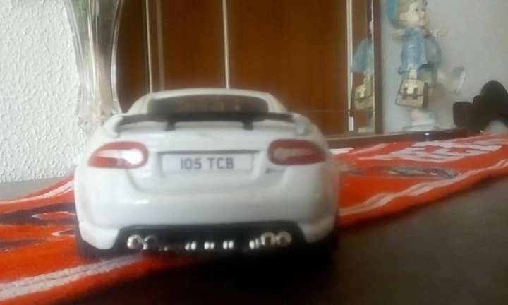 Vendo Jaguar XKRS BBurago miniatura!!!