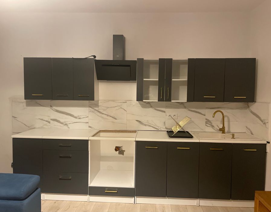 Meble kuchenne, zlewozmywak z baterią i okap