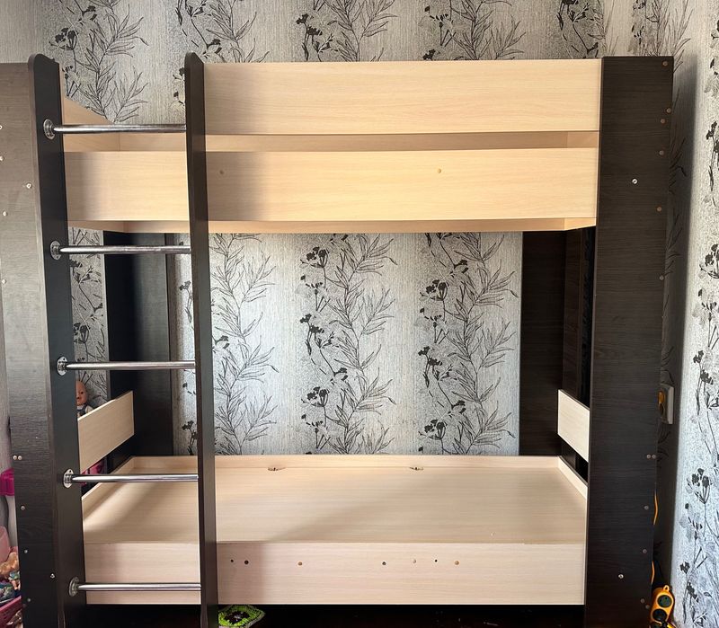 Двоярусне ліжко .