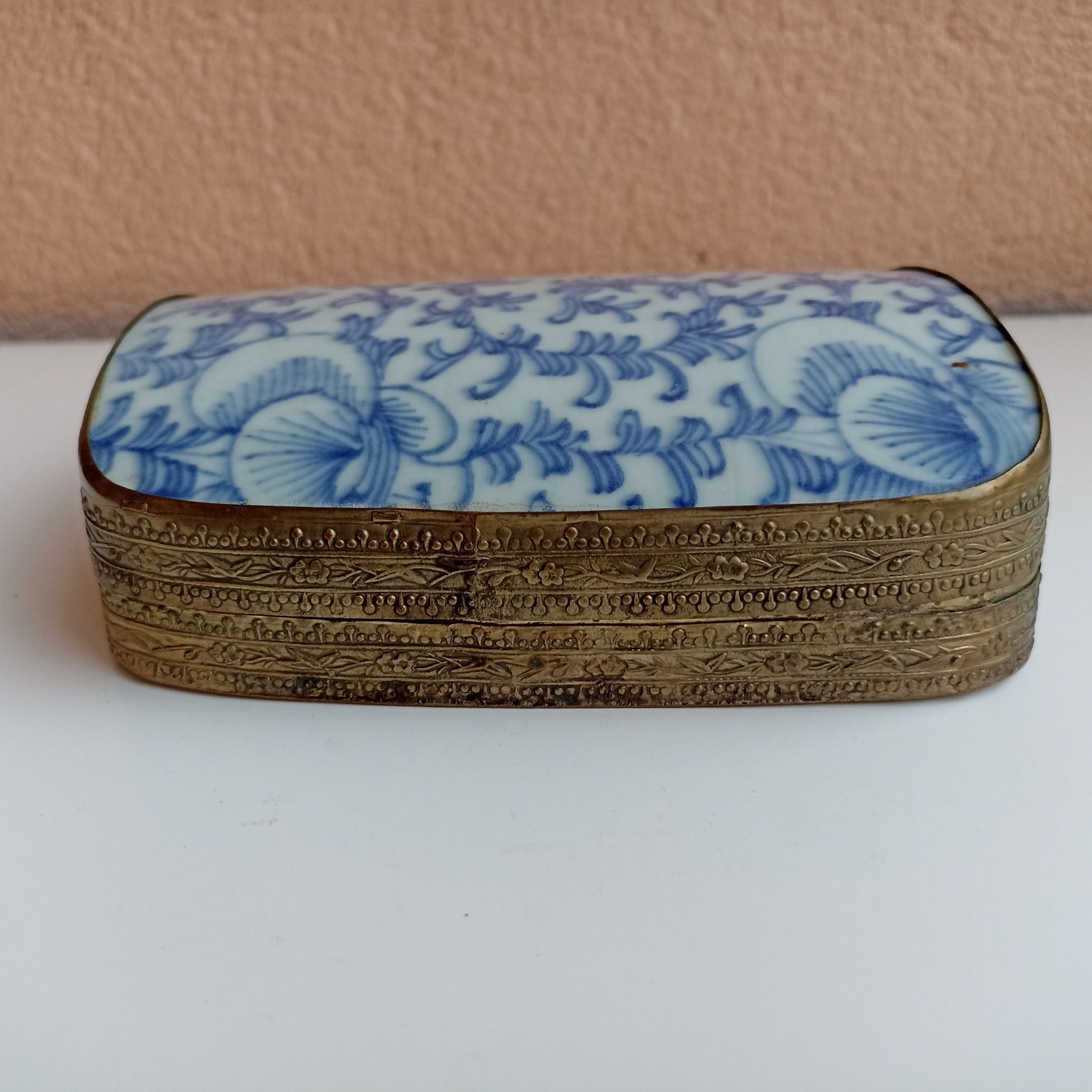 Caixa chinesa antiga em porcelana motivo floral