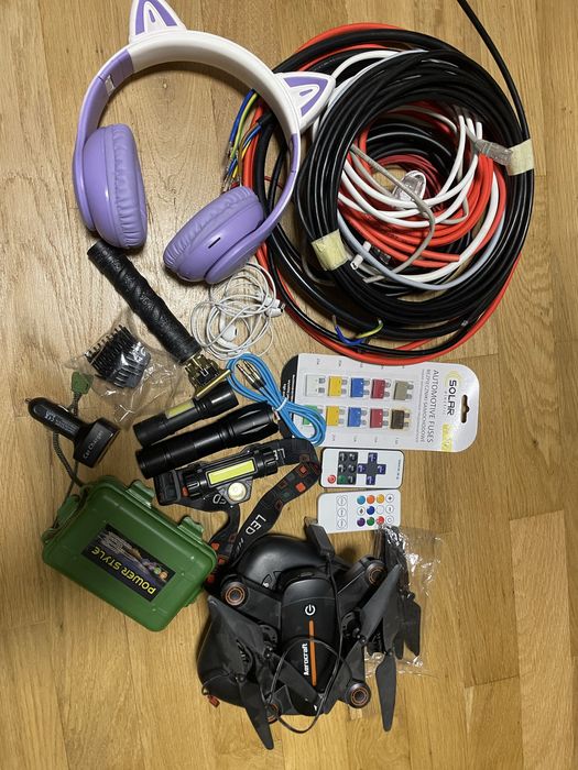 Лот електроніки наушники квадрокоптер ліхтарик зарядка бритва кабеля