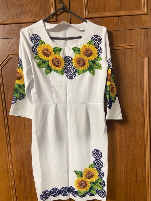 Продам вишите платя бісером