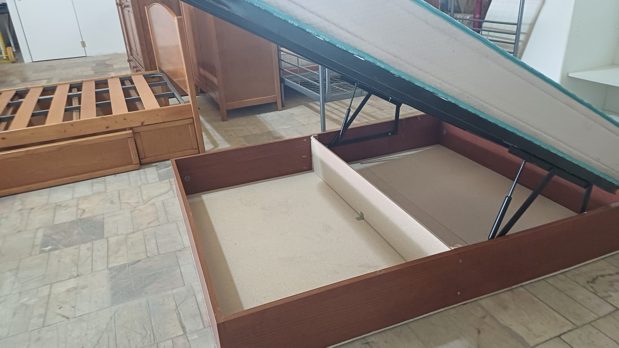 Cama Sommier com arrumações