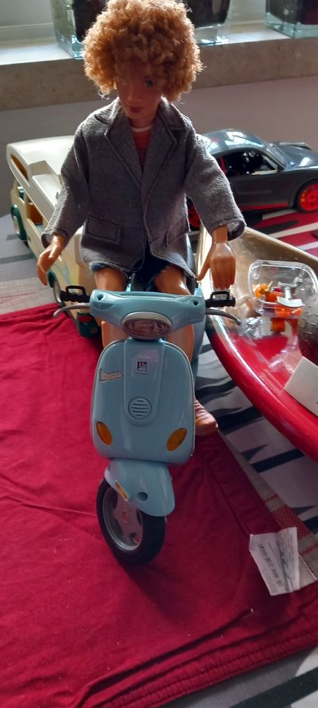 Boneco Mattel com mota Vespa