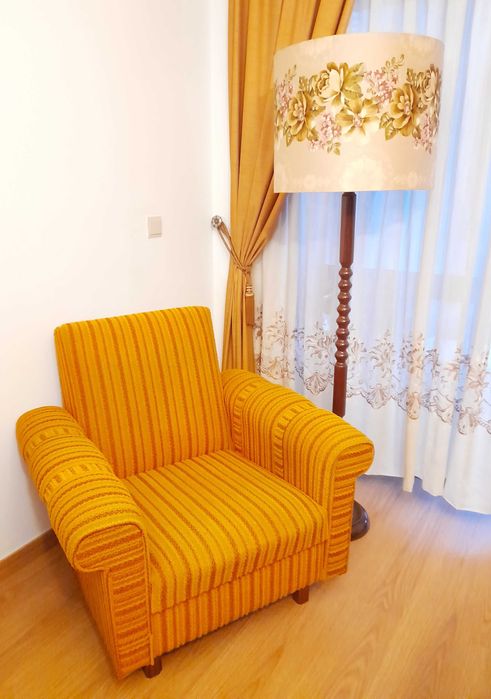 Sofá Cama e Cadeirões Vintage