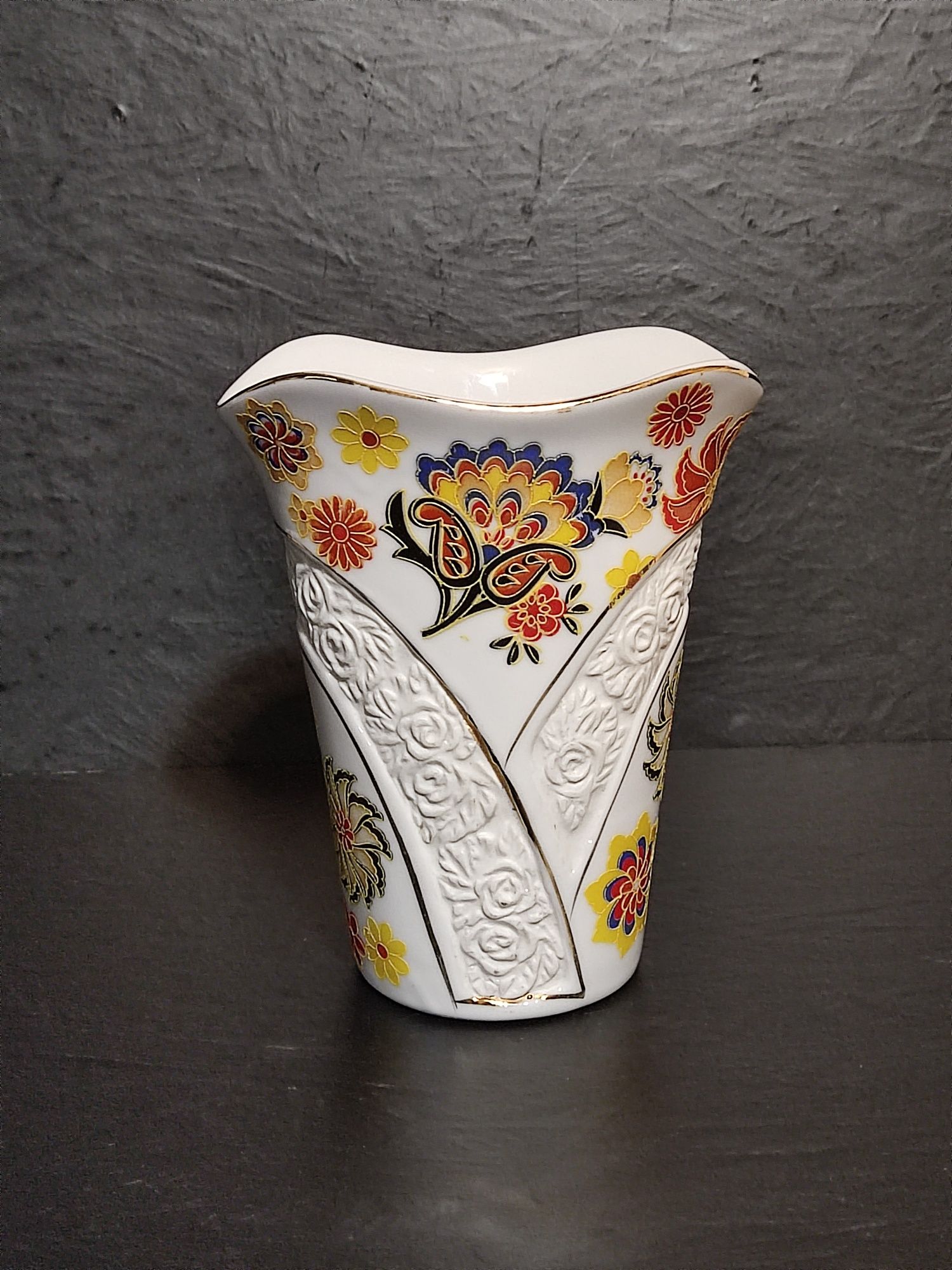 Porcelanowy wazonik  z baskwidowym wzorem