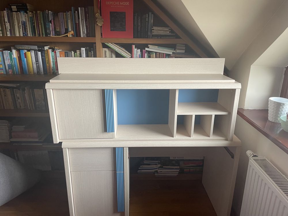 Meble dla dziecka: biurko i 2 półki.