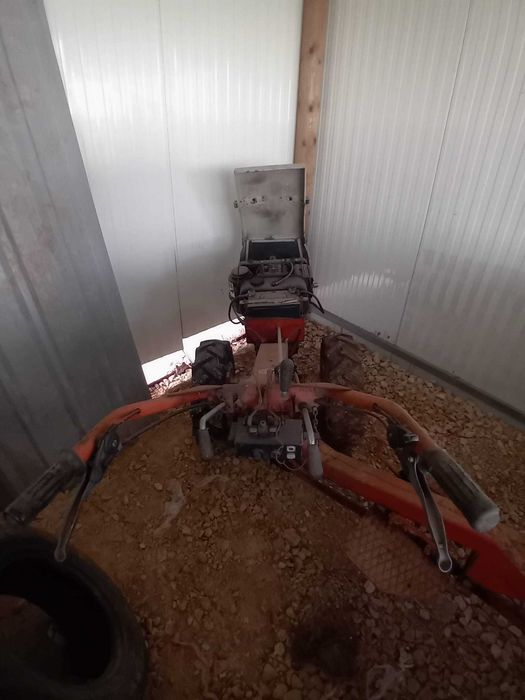 Trator  tração às 4 motor de arranque que pega na chave e documentação