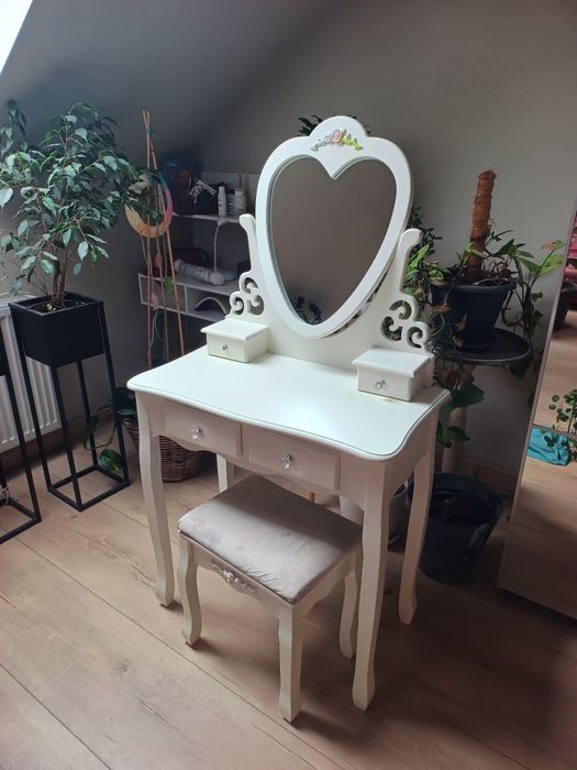 Toaletka, biurko kosmetyczne