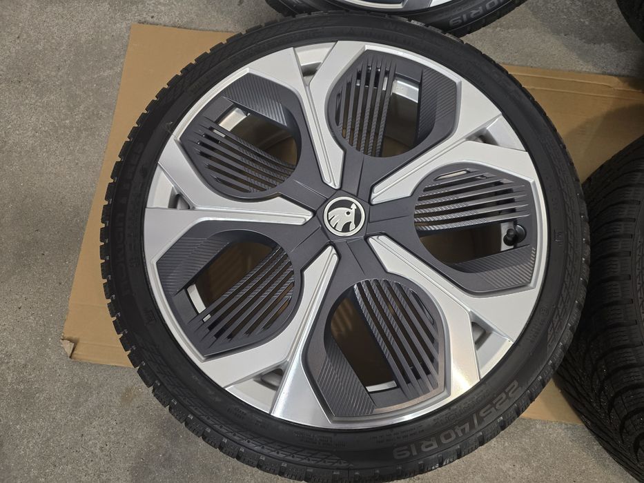 Koła zimowe Skoda Octavia RS IV polift 225/40 R19 Nokian Nowe,demo