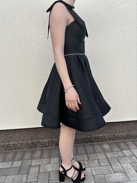 Вечірня атласна сукня