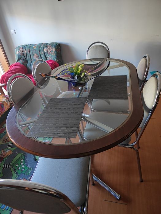 Mesa com 6 cadeiras com tampo de vidro vai o conjunto