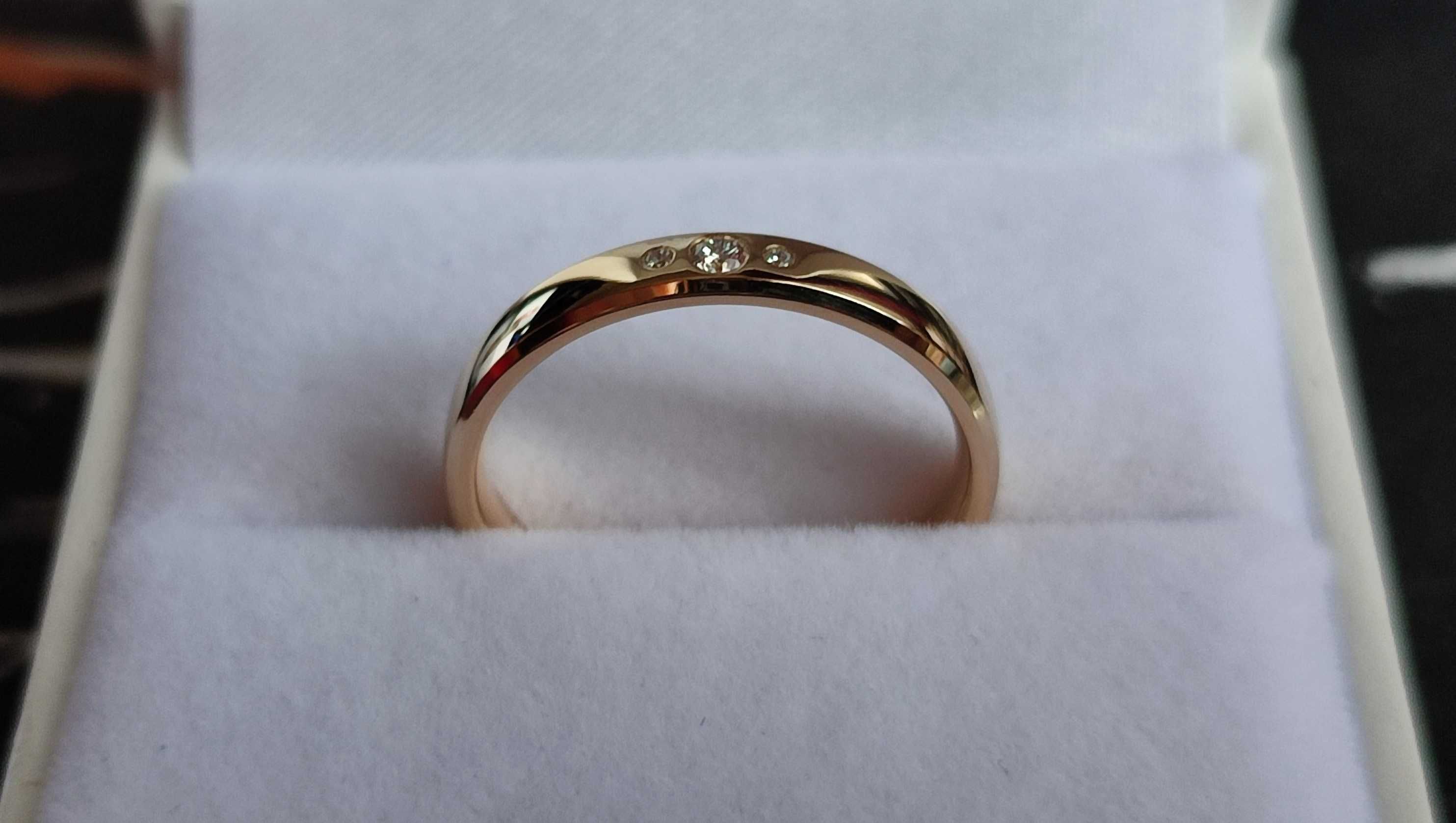 Złota obrączka z diamentami pr. 585 0,04 ct rozmiar 11,5