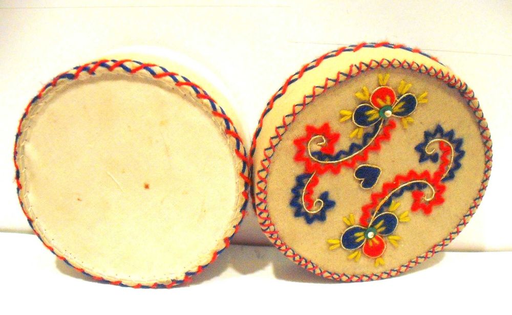 Caixa em pano de Viana do Castelo bordada