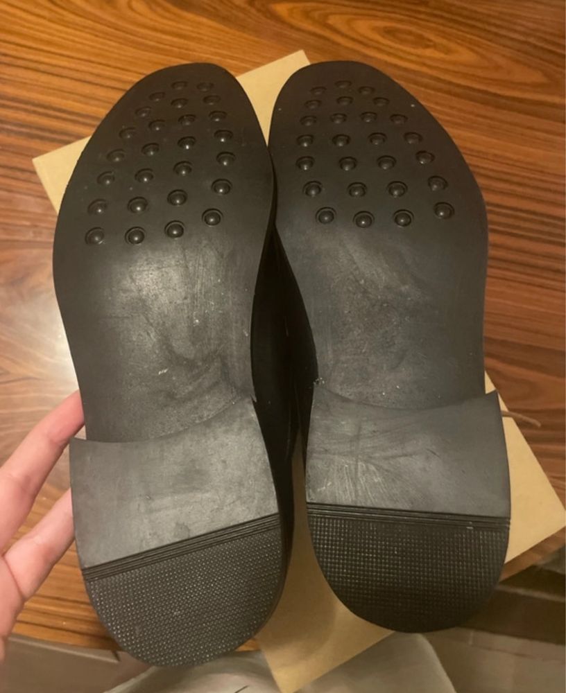 Sapatos pretos novos