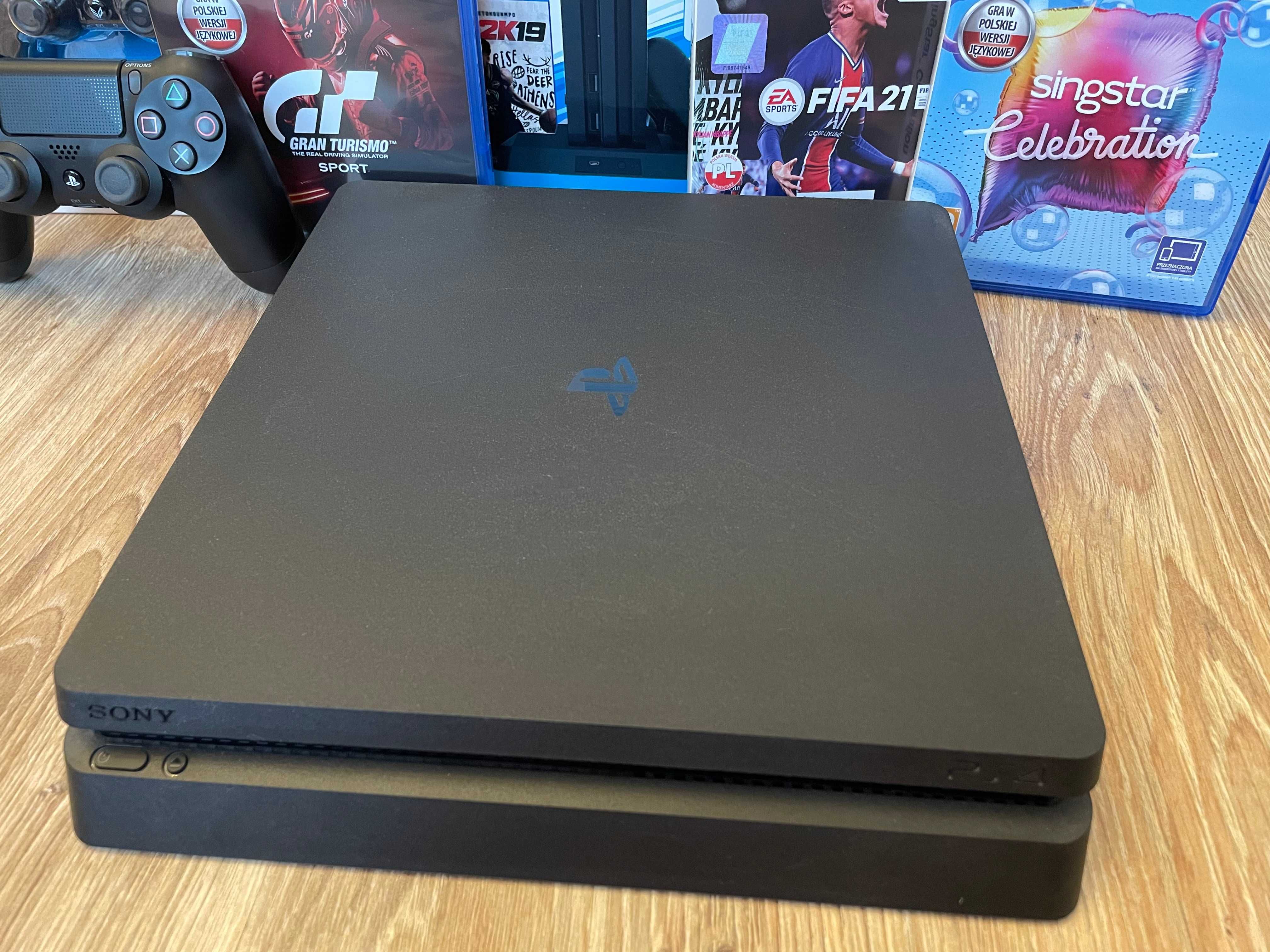 PS4 Slim 500GB + 2 pady + gry + stacja ładująco/chłodząca - stan bdb