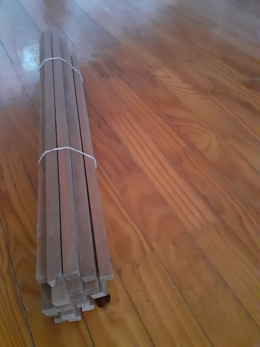- Conjunto de 19 peças de madeira sapel nova.