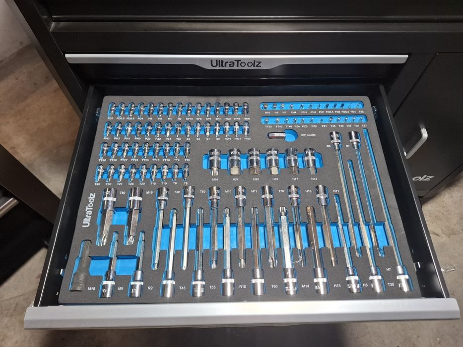 Szafka narzędziowa z elektronarzędziami