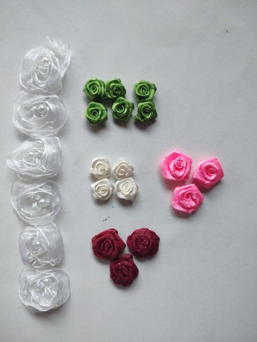 Zestaw materiałowych różyczek