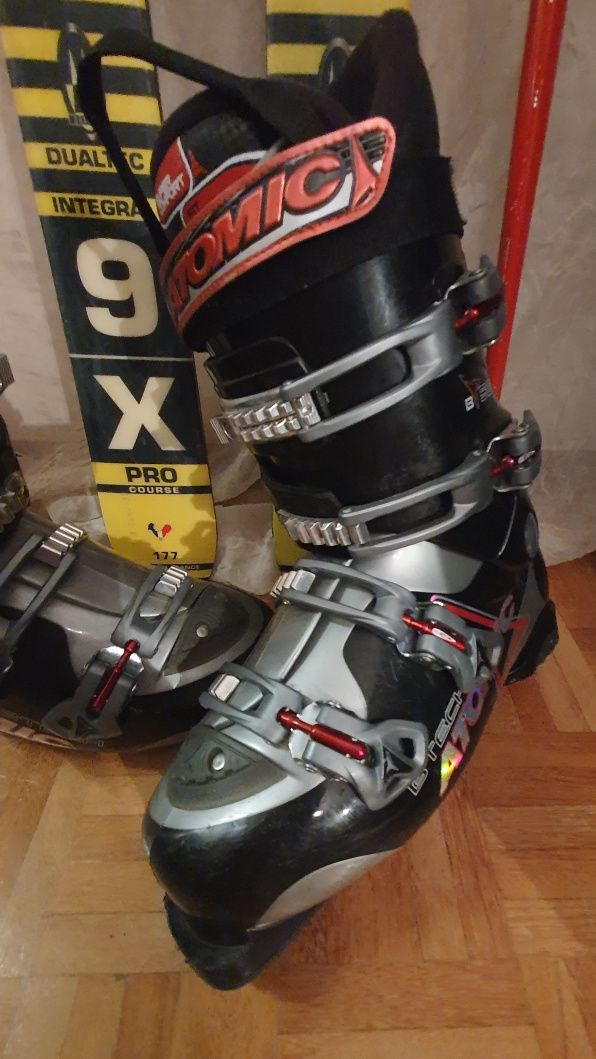 Skis e botas para a neve