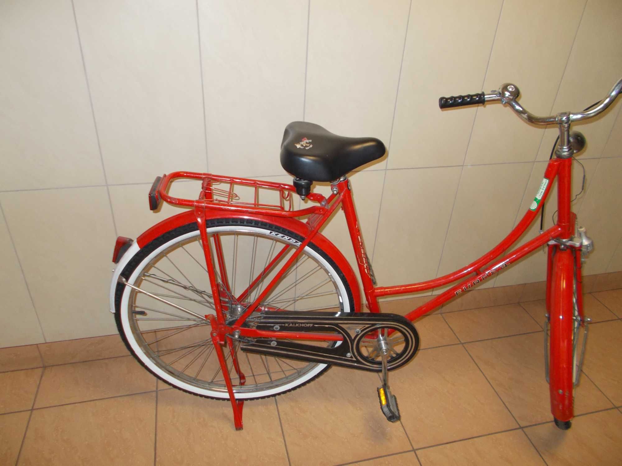 Piękny rower miejski, czerwona damka