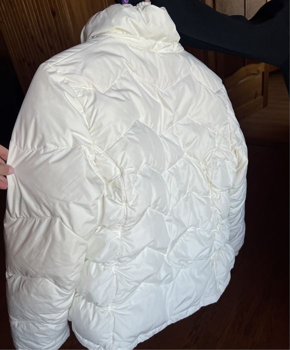 Жіночий пуховик з гусиного пуху.