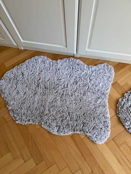 Małe dywaniki pod nogi do sypialni