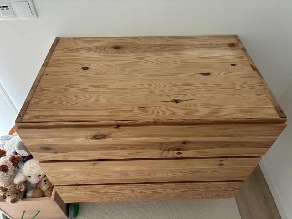 Cómoda em pinho IKEA