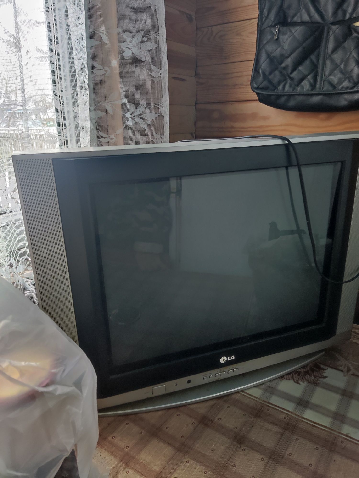 Два телевізори на запчастини