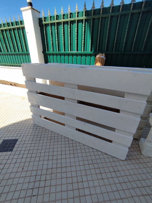 Paletes pintadas de branco